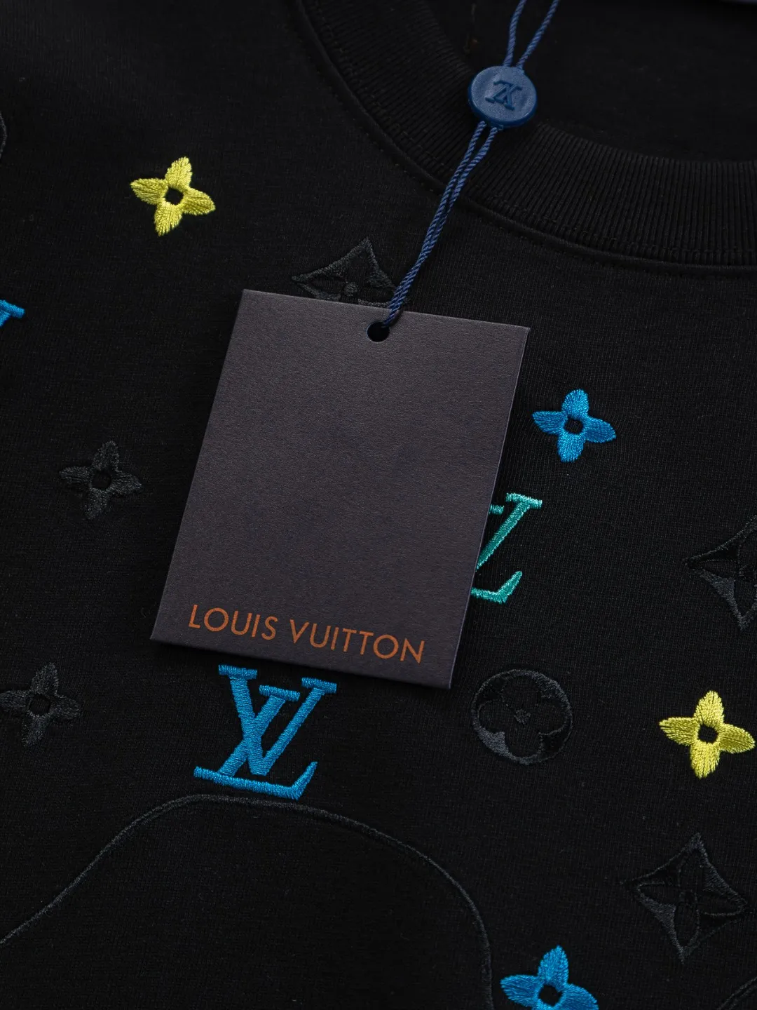 🅿️190 Louis Vuitton 1V LV micro-wide version S-XL LV 26ss new products are available at the counter simultaneously. Multiple craftsmanship. Colorful half-body digital full flower logo on the chest🪡 embroidery. Round neck short-sleeved T-shirt, same style for men and women! Consigned to one-to-one creation. Synchronized with the official website, pure cotton fabrics at the counter! It is close to the skin and comfortable, durable and easy to wear. It has a classic and simple logo design and meticulous original craftsmanship. Short-sleeves, a must-have item for men, do not appear to be the same for the general public, but must be unique and eye-catching. This LV short-sleeve is all about quality, comfort, the same shape and fashion as always, including fabrics and cutting techniques. All of them have been made with great effort! 320 grams of washed pure cotton fabric, pure cotton is breathable, very refreshing and comfortable for daily wear. The rib knitting on the neckline is smooth and tight, and the neckline will not be skewed if you toss it at will. The loose version, you will find that it looks really good on the upper body. The overall is minimalist and neat, super versatile for daily use! Pair it casually with a pair of pants for a youthful look. A T-shirt will make your outfit crazy. It is a fashionable item that can never go wrong! Color: Black White Size: S-XL Size chart: S: Shoulder width 45.5-Bust 52-Length 70 M: Shoulder width 47-Bust 54-Length 72 L: Shoulder width 48.5-Bust 56-Length 74 XL: Shoulder width 50-Bust 58-Length 76